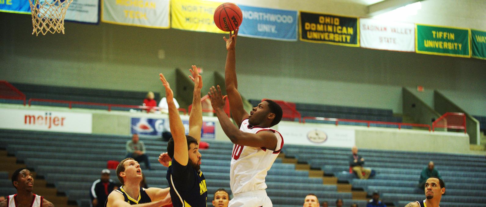 Men's Basketball Loses Overtime Contest to Oilers, 80-79