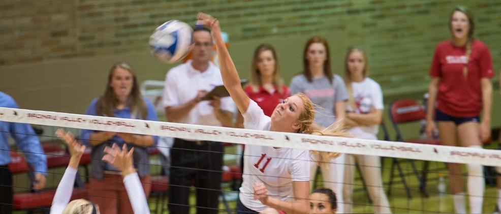 Volleyball Finishes Weekend Sweep With 3-1 Win Over Panthers